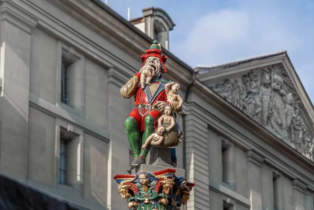 En la capital suiza, una fuente representa a un ogro devorando a unos niños